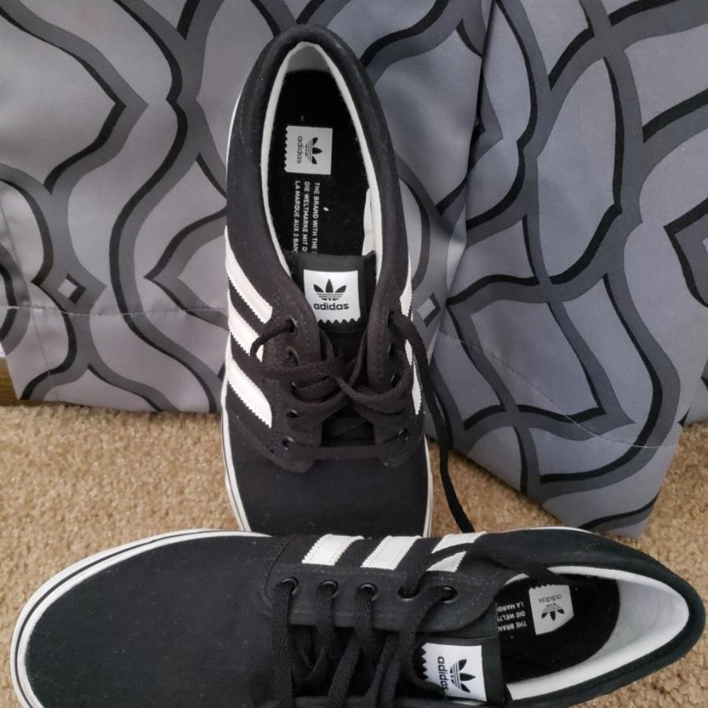 Adidas Mens shoes Black/White stripes. 10